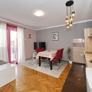 https://city-apartment-marcela.hotelinzadar.com